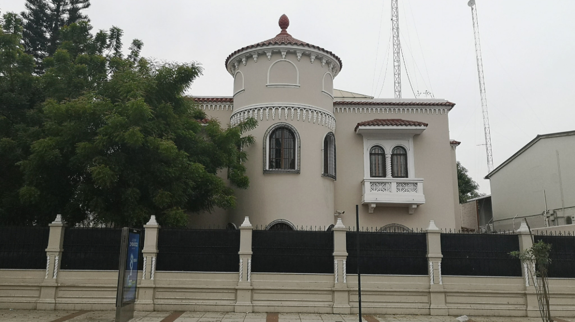 Fachada de la casa Bucaram, actual Consulado de España, ubicada en Vélez y Tungurahua, esquina. 