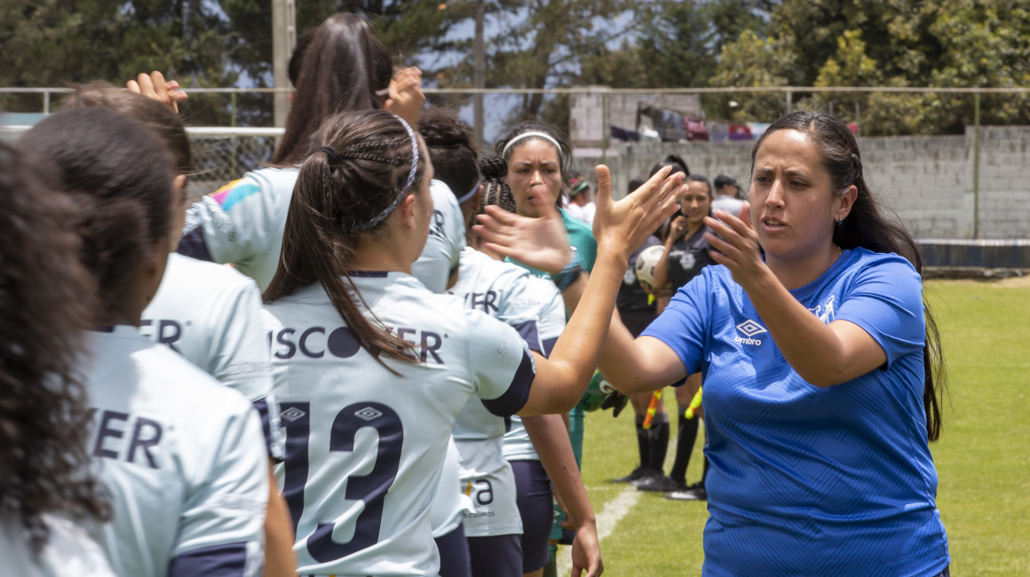 Ana Rueda saluda con las jugadoras de  Universidad Católica femenino, en Quito, en abril de 2022.
