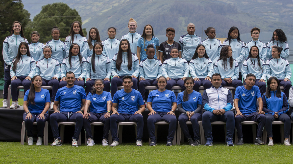 El plantel completo de Universidad Católica femenino durante su presentación para la temporada 2022, en Quito.