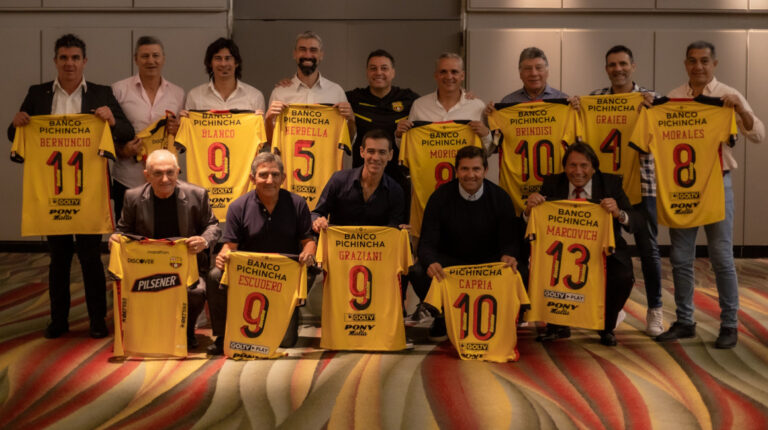 Exjugadores y entrenadores del Barcelona SC, en un almuerzo en Buenos Aires, el 14 de abril de 2022.