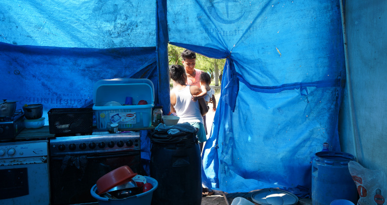 Arleny Quiñónez, damnificada del terremoto de Pedernales continúa viviendo en una carpa. Pedernales, 7 de abril de 2022.