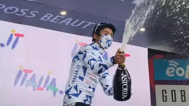 El ciclista ecuatoriano, Alexander Cepeda, festeja en el podio su título de campeón de los jóvenes en el Giro di Sicilia, el 15 de abril de 2022.