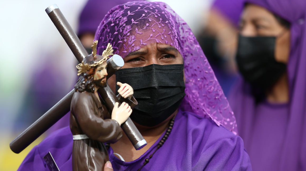 Cucuruchos, verónicas y fieles participan en la tradicional procesión del Jesús del Gran Poder en Quito, el 15 de abril de 2022.
