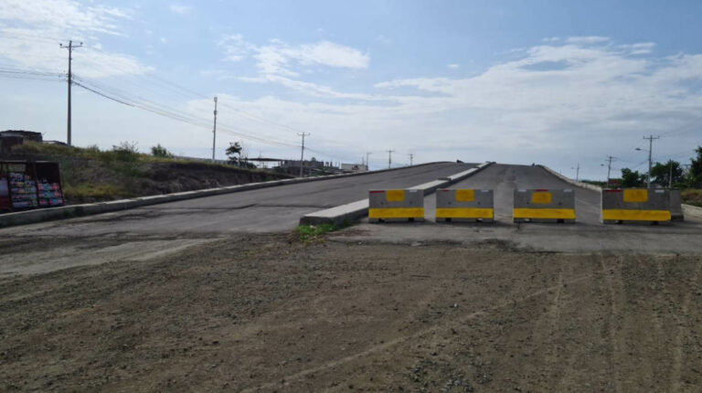 Imagen del avance de la construcción de la vía Manta-Colisa, en Manabí, el 13 de abril de 2222.