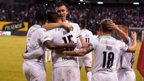 Los jugadores de Liga de Quito festejan el gol de Franklin Guerra, en la victoria ante Barcelona, el 17 de abril de 2022, por la Fecha 8 de la LigaPro.