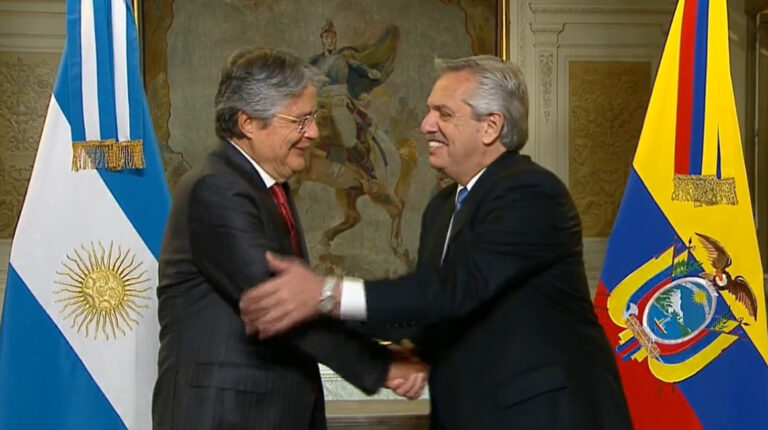 Alberto Fernández, presidente de Argentina, recibe a su par de Ecuador, Guillermo Lasso, en la Casa Rosada, donde mantuvieron un encuentro bilateral, el 18 de abril de 2022.
