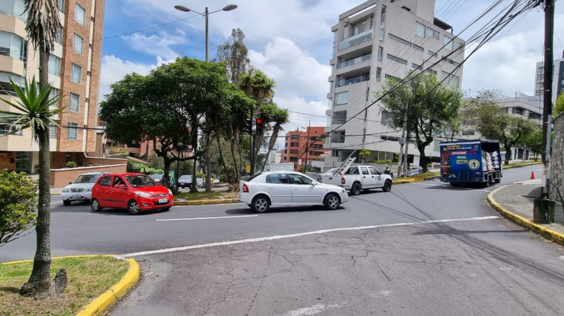 Vehículos circulan por el centro norte de Quito, en abril de 2022.