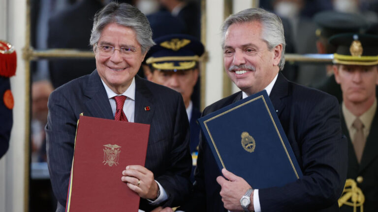 Los presidentes Guillermo Lasso y Alberto Fernández suscriben una declaración conjunta ante los medios de comunicación tras una reunión privada en la Casa Rosada, en Buenos Aires, el 18 de abril de 2022. Venezuela fue el punto álgido de la cita.