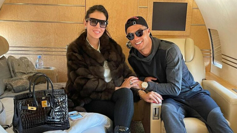 El futbolista Cristiano Ronaldo junto a su pareja Georgina Rodríguez en uno de sus arribos a Portugal.