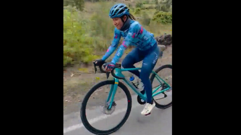 La ciclista ecuatoriana Miryam Núñez durante su regreso a los entrenamientos en carretera, el 19 de abril de 2022.