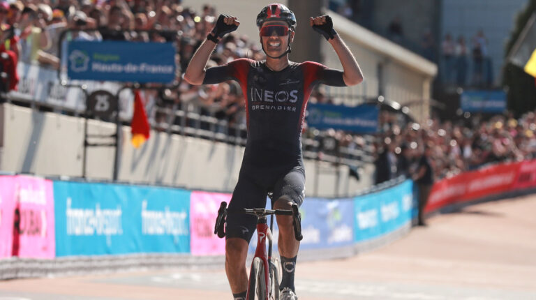 El neerlandé Dylan van Baarle festeja el domingo 17 de abril en la meta de la París - Roubaix, la victoria más importante del Ineos en lo que va de la temporada 2022.