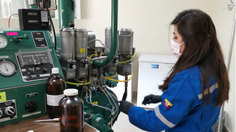 En el laboratorio de la Agencia de Regulación y Control de la Energía miden la calidad y octanaje de las gasolinas, el 20 de marzo de 2022.