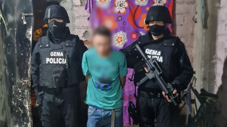 Fiscalía y Policía detienen, la madrugada del 21 de abril de 2022, a 26 personas, entre ellas sospechosos de la colocación de explosivos en los exteriores de la audiencia de alias 'JR', en Guayaquil.