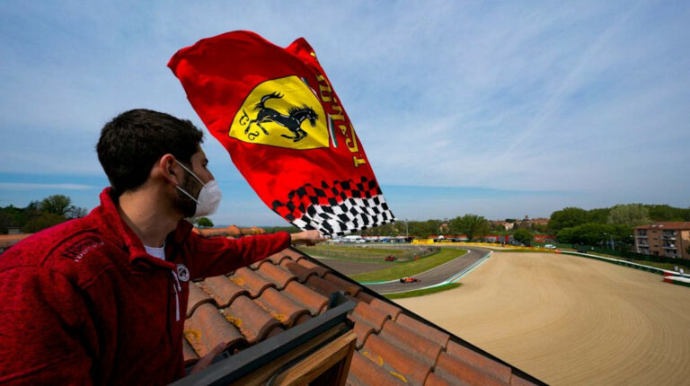 Imagen de un aficionado con la bandera de Ferrari al borde del Autódromo Enzo e Dino Ferrari, sede del GP de Imola.
