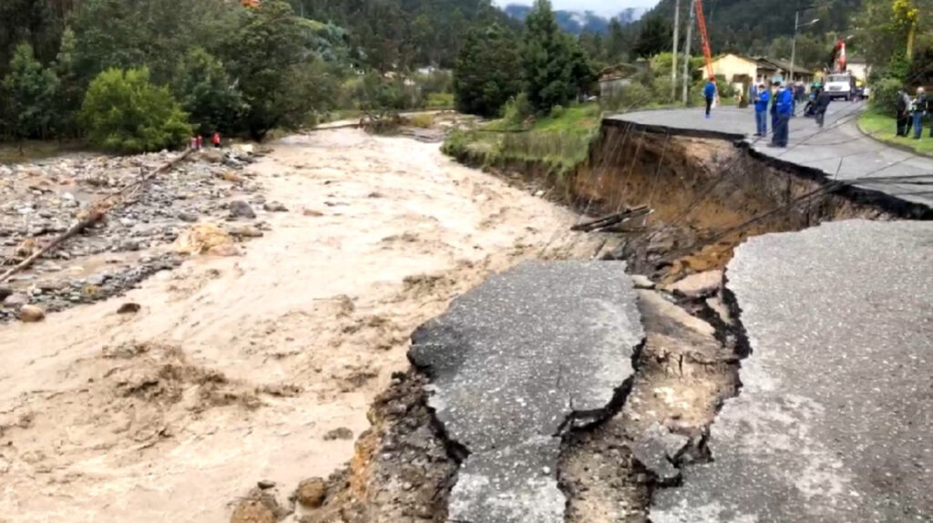 Desbordamiento del río Burgay causa daños en dos cantones de Cañar