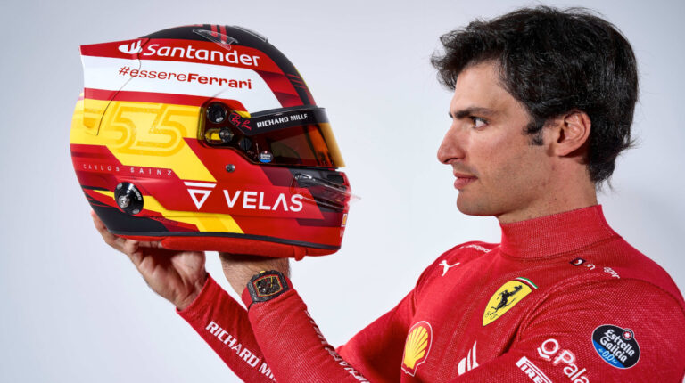 Carlos Sainz, en una sesión de fotos con Ferrari, el 16 de abril de 2022.