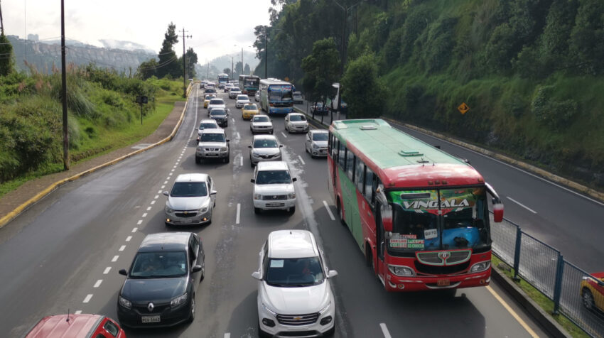 Vehículos sobre la Autopista General Rumiñahui, el 21 de abril de 2022.