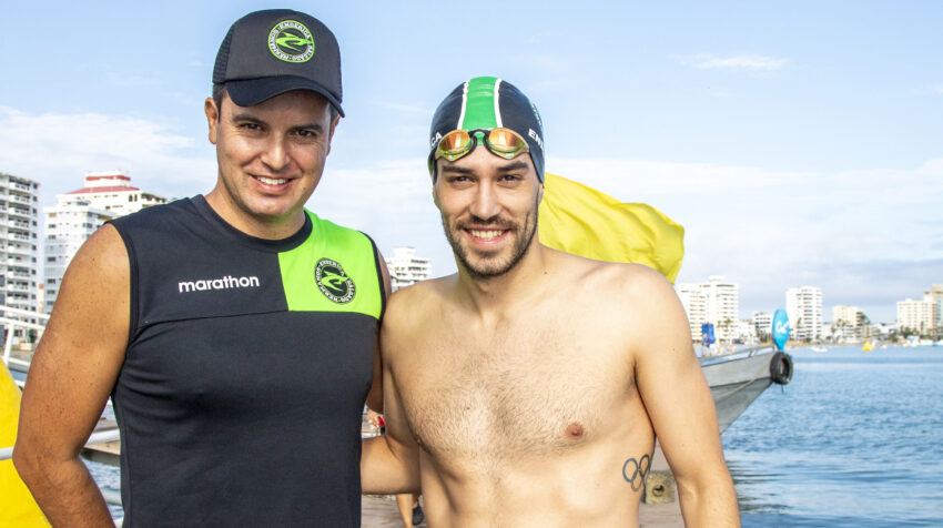 Esteban Enderica junto a su entrenador Juan Fernando, durante el Campeonato Nacional de aguas abiertas, en Salinas, el 21 de abril de 2022.