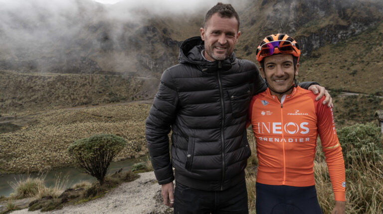 Xabier Artetxe junto a Richard Carapaz en el Volcán Chiles, en Tulcán, a 3.963 metros sobre el nivel del mar, en uno de los entrenamientos del ciclista ecuatoriano.