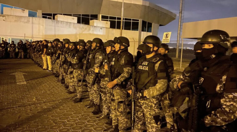 Policía y Fiscalía detuvieron a 18 personas, entre ellos un futbolista profesional y un policía en servicio activo, en Esmeraldas, Guayas y Manabí, el 22 de abril de 2022.