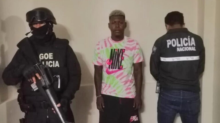 El futbolista Gabriel Cortez tras ser detenido la madrugada del 22 de abril de 2022, en Guayaquil, como parte de un operativo policial para desarticular a la banda de Los Tiguerones.