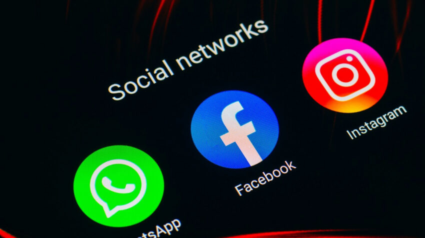 Vista frontal de los íconos de tres plataformas sociales. 