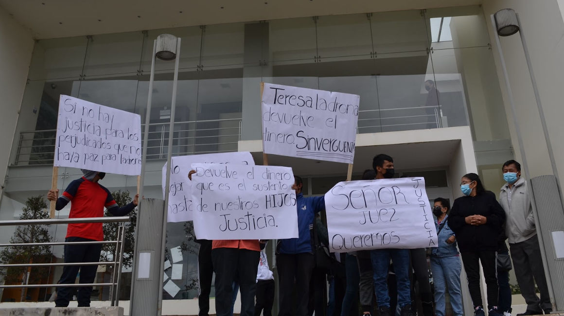 Los afectados por la captadora ilegal de dinero hicieron un plantón en la Unidad Judicial de Gualaceo, el 12 de abril.