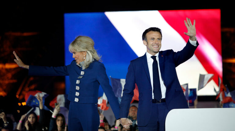 El presidente francés Emmanuel MAcron celebra su triunfo, junto a su esposa Brigitte Macron, en París, el 24 de abril de 2022.
