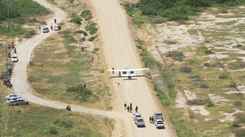 Vista panorámica de la narcoavioneta en una pista clandestina de Santa Elena, el 24 de abril de 2022. 