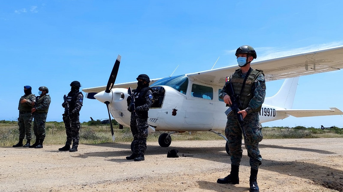 Militares y policías junto a la narcoavioneta hallada en Santa Elena, el 24 de abril de 2022.