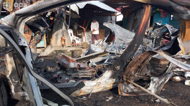 La detonación de un coche bomba destruyó las fachadas de locales en los alrededores de la cárcel regional 8 Guayas, la madrugada del 25 de abril de 2022.
