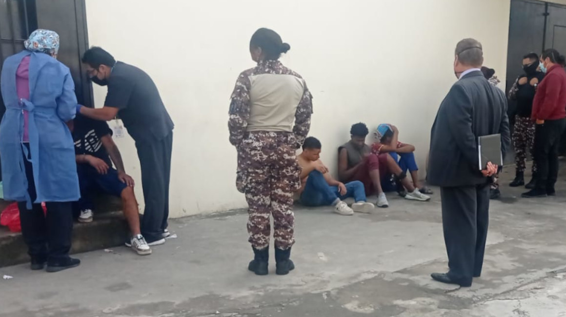 Personas detenidas son atendidas por personal médico, luego de los incidentes en la Cárcel de El Inca, el 25 de abril de 2022.