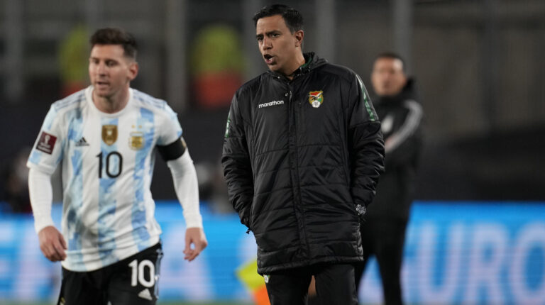 El entrenador César Farías durante un partido entre Bolivia y Argentina, el 9 de septiembre de 2021, por las Eliminatorias al Mundial de Catar.