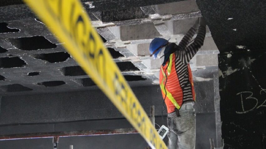 Obreros trabajan en la reconstrucción del edificio de la Contraloría en abril de 2022.