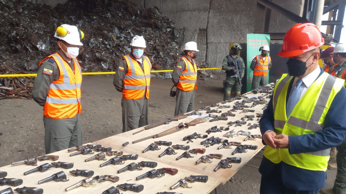 El ministro de Defensa, Luis Hernández, en la destrucción de 2.100 armas en Guayaquil decomisadas por Fuerzas Armadas en Ecuador. 