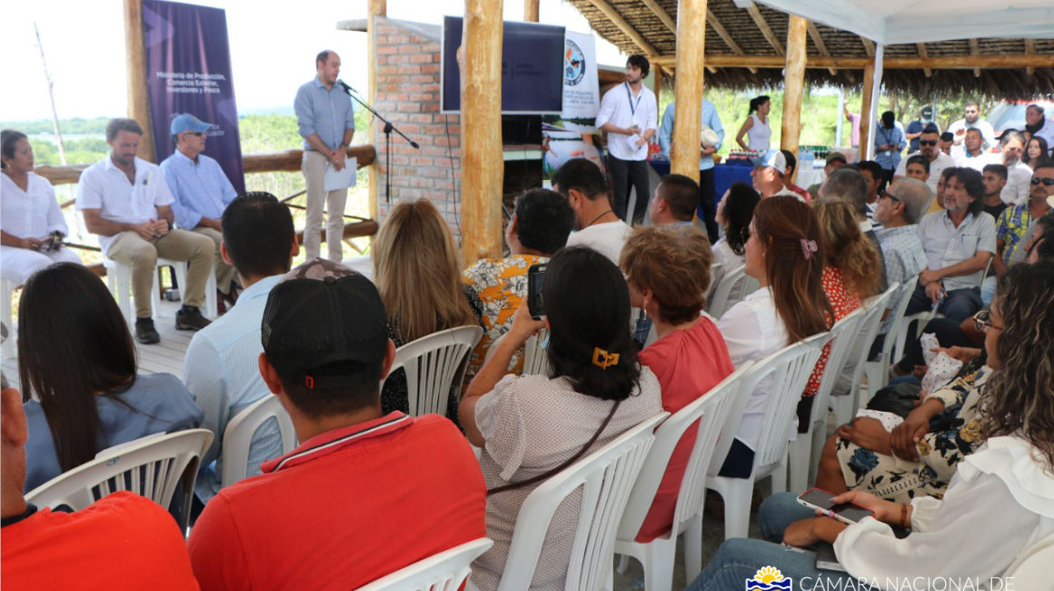 El Gobierno presentó el Decreto para legalizar los predios camaroneros, en zonas de playas y bahía, en un acto en Pedernales (Manabí), presidido por el ministro de Producción, Julio José Prado, el 25 de abril de 2022.
