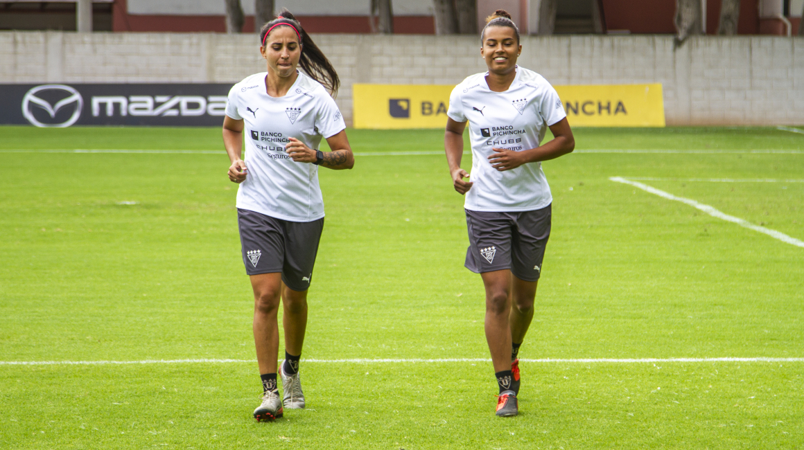 Las brasileñas Hayanne Sousa y Gabrielle Díaz durante un entrenamiento en Pomasqui, el 26 de abril de 2022. 