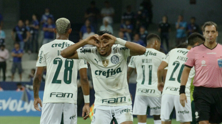 Rony celebra un gol en la victoria de Palmeiras sobre Emelec, el miércoles 27 de abril de 2022, en el estadio Capwell, por la Copa Libertadores. 