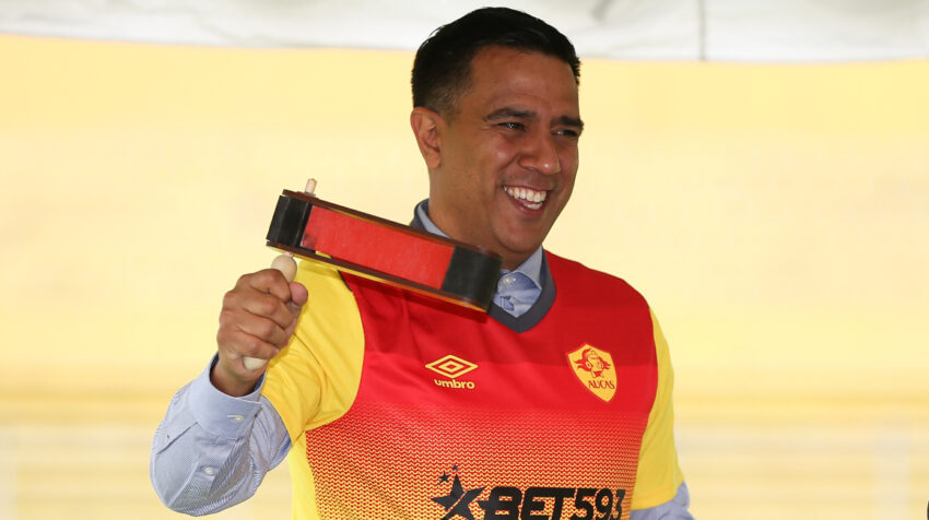 El venezolano César Farías hizo sonar la matraca en su presentación como nuevo entrenador de Aucas, el jueves 28 de abril de 2022. 