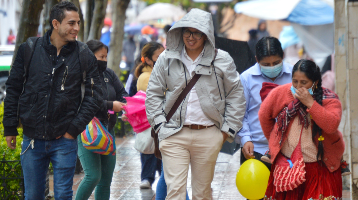 Personas caminan en las calles del Centro Histórico de Cuenca, el 28 de abril de 2022.