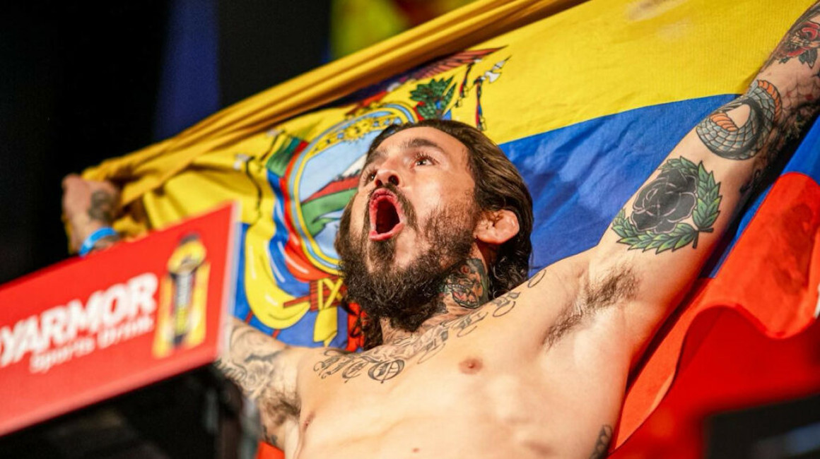Marlon 'Chito' Vera levanta la bandera de Ecuador en el pesaje de la UFC 268, el 5 de noviembre de 2021.