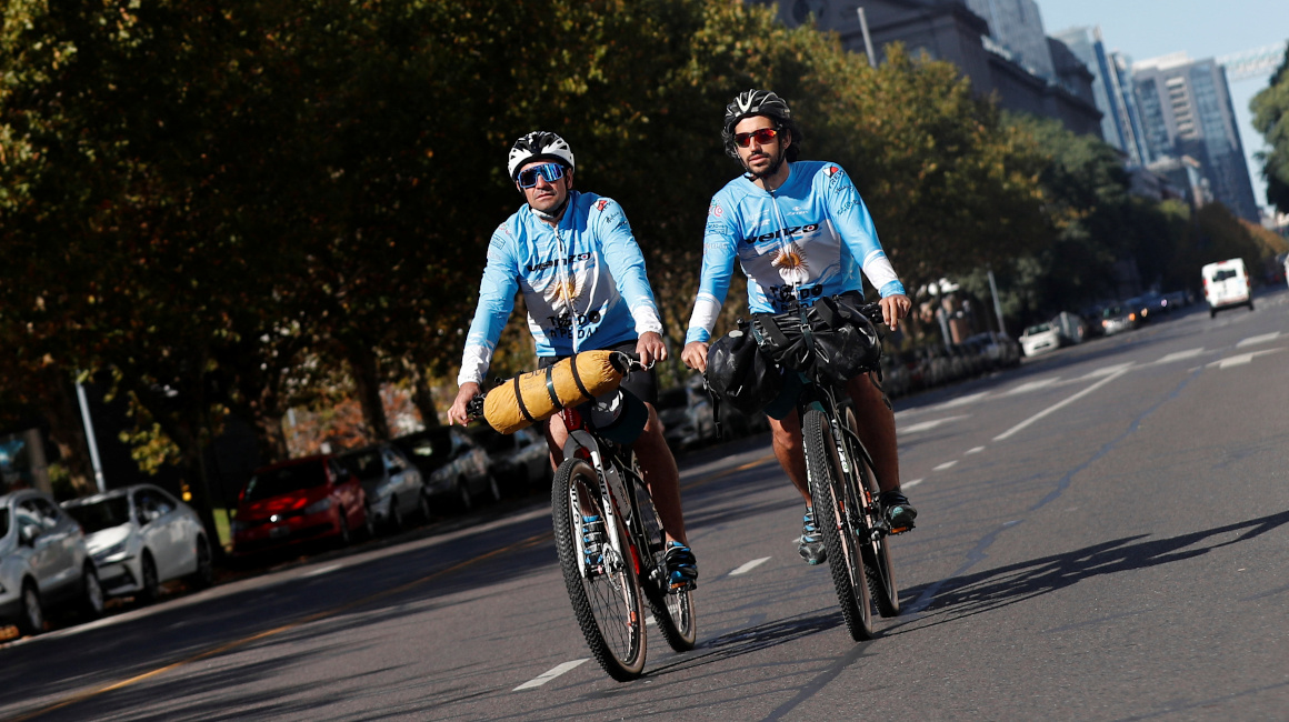 Lucas Ledesma, de 34 años, y Leandro Blanco, de 31 años, pasean en sus bicicletas por Buenos Aires, el 28 de abril de 2022.