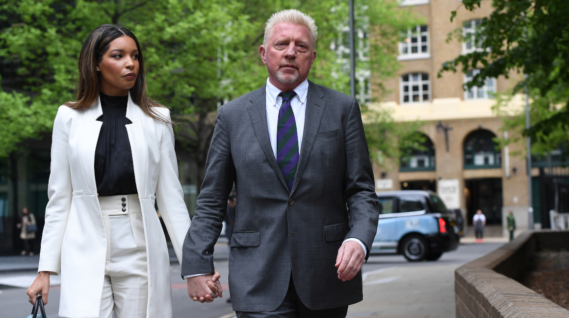 El excampeón de tenis Boris Becker llega al Tribunal de la Corona de Southwark con su pareja Lilian de Carvalho en Londres, el 29 de abril de 2022.