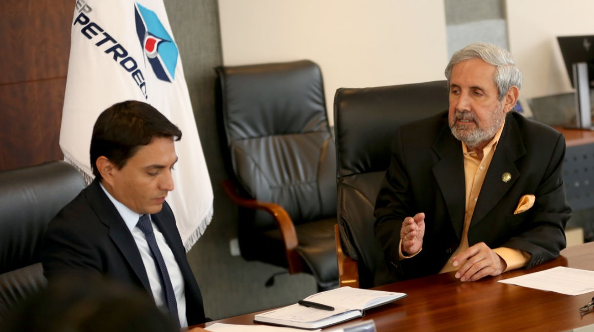 Ítalo Cedeño (d), gerente de Petroecuador, y Pablo Noboa, gerente de Comercio Internacional, en la apertura de sobres para la venta de petróleo, el 28 de abril de 2022.