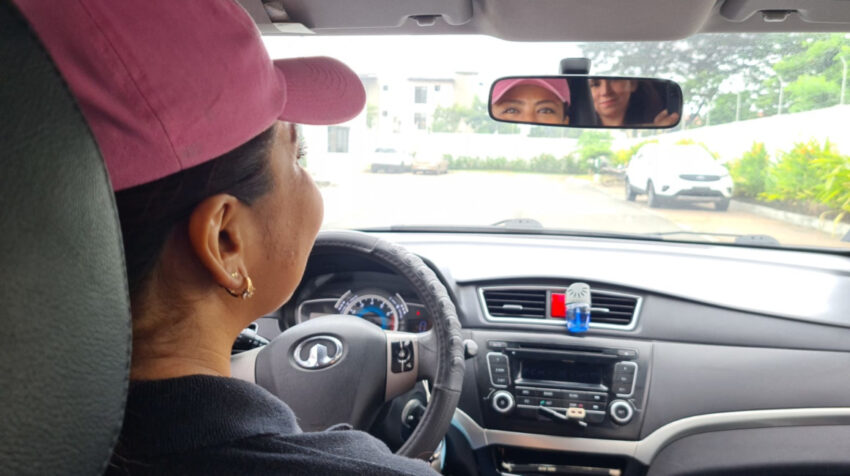 Una conductora de la empresa Go Girl y una clienta, el 29 de abril de 2022 en Guayaquil.
