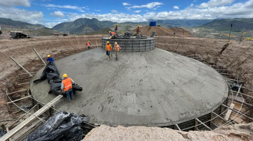 Obreros trabajan en la cimentación de una de las jaulas de pernos que sostendrán los aerogeneradores, en abril de 2022.