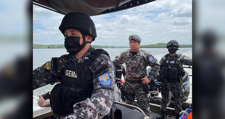 Policías del GEMA realizan patrullajes antinarcóticos desde el puerto de Guayaquil, por el río Guayas y los esteros, dese donde salen pequeños barcos con cocaína para contaminar los grandes barcos cargueros que llevan fruta hacia Europa.