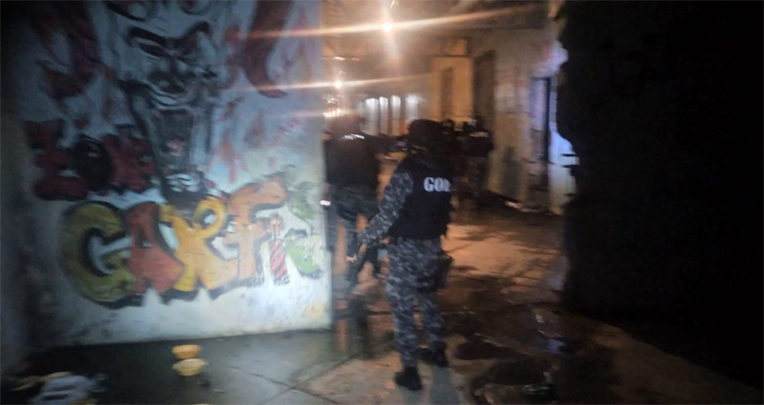 Luego de cada revuelta en la Penitenciaría o en la regional de Guayaquil la Policía trata de recuperar el control de los pabellones, en medio de ataques armados de los integrantes de las bandas.