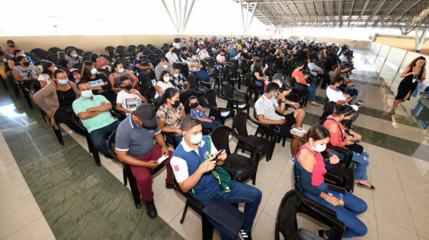 El Registro Civil municipal de Guayaquil habilitó sillas en la terraza de su dependencia, en la ciudadela Martha de Roldós, para atender la gran demanda de usuarios para obtener sus cédulas, desde el 25 de abril de 2022.