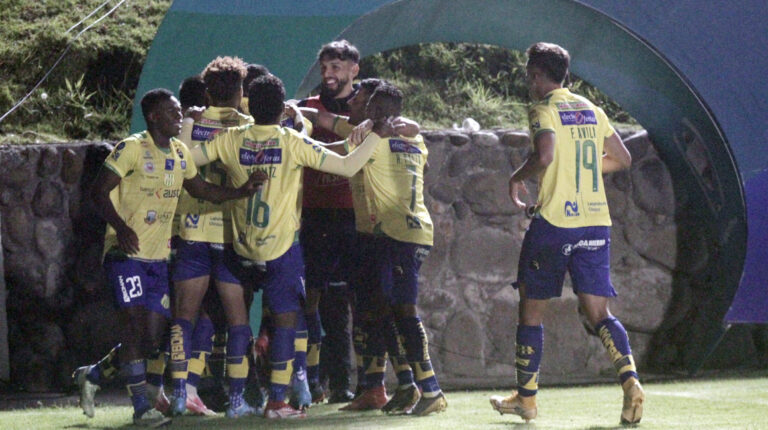 Jugadores de Gualaceo celebran en el partido ante Macará, en Azogues, el 29 de abril de 2022.